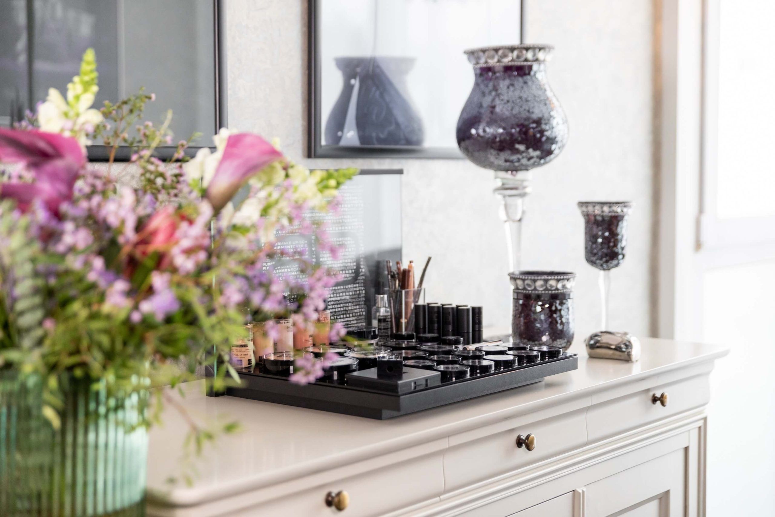 Kosmetikpalette und Kommode im Kosmetikstudio Oase der Sinne Hürth